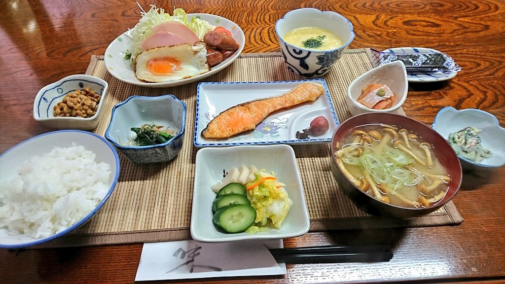 nanbuya_towada's tweet photo. 当館では…ワンコ2匹の体調が良くスタッフの手が空けば、下記の効能が期待出来ます。
加えて源泉掛流し温泉によりリラックス効果や疲労回復・健康増進…の更なる効能が期待出来ます。
更に食事を付けて頂くと「食べ過ぎ」の効能も(笑)

素泊3300円/朝付4400円/ニ食付5800円(大人1名、諸税込、暖房費別) https://t.co/nf6uMHflXE