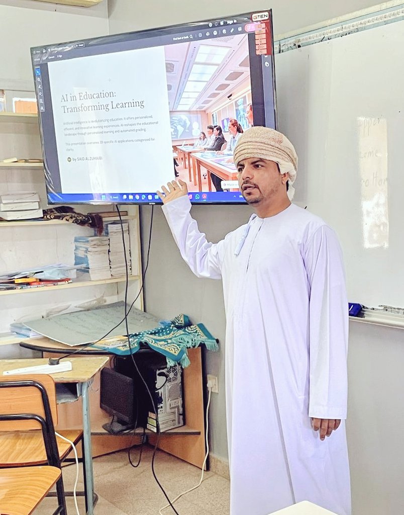 EduGovSbt1's tweet photo. في إطار تفعيل برامج الإنماء المهني قدم الأستاذ سعيد الزهيبي معلم مادة اللغة الإنجليزية مشغلا بعنوان Ai in Education حضر المشغل معلمو المادة. https://t.co/ycy3mnK5ea