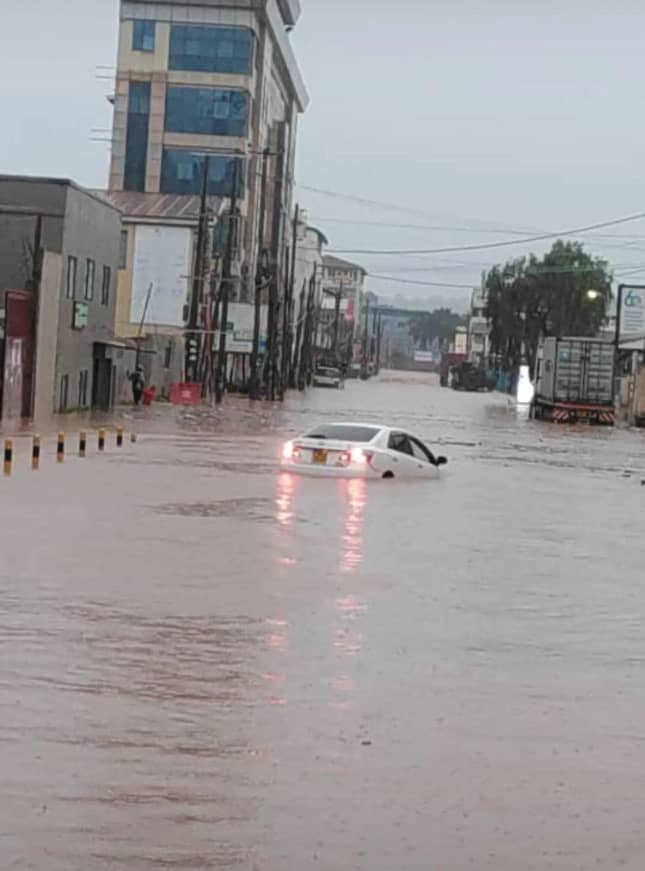 uganda_drivers's tweet photo. With this weather condition in Kampala this morning,Use the following tips;
1.Only travel in the rain when necessary 
2. Be aware and avoid flooded areas-Avoid crossing running water
3.Slow Down
4.Avoid tailgating 
5.Wipers must work well
6.Use headlights
7.Brake carefully
Etc https://t.co/VeQoVYmc5r