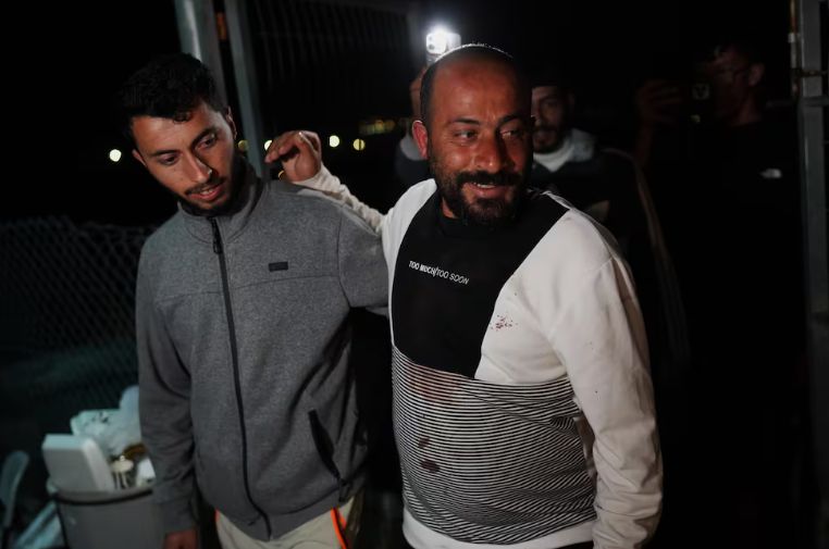 1️⃣ ¿Qué le pasa a un palestino cuando gana un Oscar por denunciar la ocupación israelí?

👉  Hamdan Ballal lo descubrió esta semana: una paliza brutal, detención ilegal y un papel para callarse al ser liberado.

🧵Abro hilo que duele.