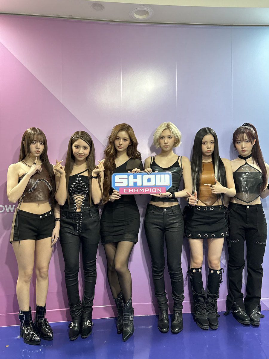 showchampion1's tweet photo. #쇼챔피언 엔믹스 나오는 거 축하해
#HighHorse 너도 축하해 짱믹스가 이런 노래까지 잘하네
#KNOW_ABOUT_ME 너는 명창 그룹이 불러주는 ‘감다살 타이틀곡’ 소리 듣겠다 축하해
앤써도 축하해 #NMIXX 오늘 외모 주사위 6️⃣이네♥️

뭐야•• 누가 아직도 배 안 탔어 (웅성웅성)👥👤👥👤
쇼챔 보고 짱믹스랑 믹스토피아 가자 ~~