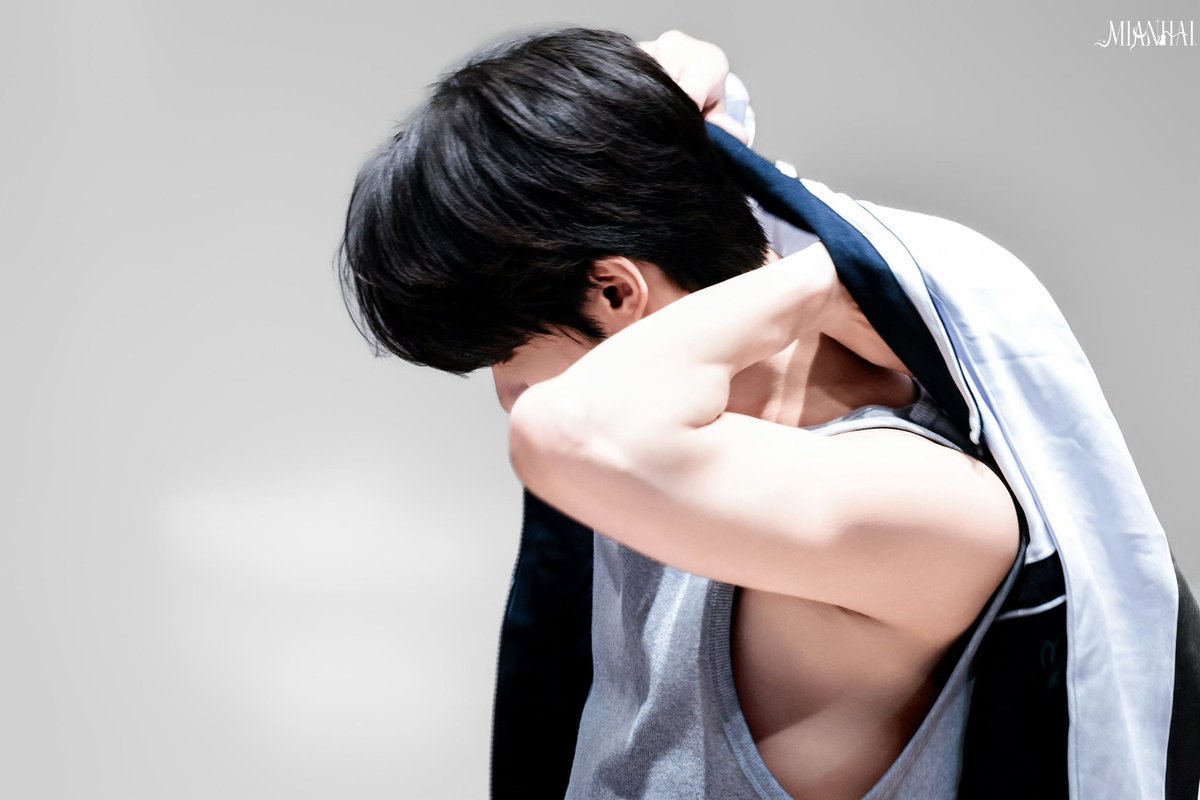 sleeveless looks so So SO SO good on him! 🔥