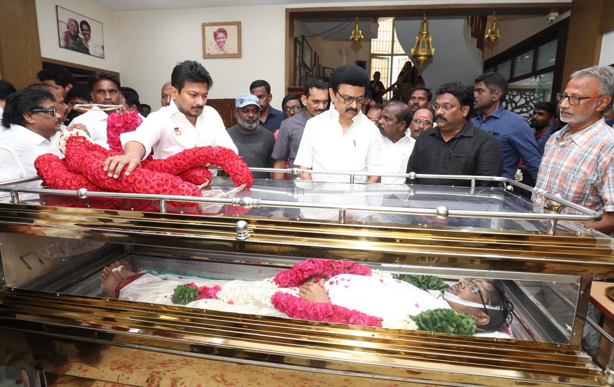 Udhaystalin's tweet photo. திரைப்பட நடிகரும் - இயக்குநர் இமயம் பாரதிராஜா சாரின் அன்பு மகனுமான சகோதரர் மனோஜ் கே.பாரதி அவர்கள், உடல்நலக்குறைவால் மறைந்த நிலையில், நீலாங்கரையில் உள்ள அவர்களது இல்லத்துக்கு சென்று, மாண்புமிகு முதலமைச்சர் @mkstalin அவர்களுடன், மனோஜின் திருவுடலுக்கு மாலை அணிவித்து மரியாதை செலுத்தினோம்.

அவரைப்பிரிந்து வாடும் பாரதிராஜா சார் உள்ளிட்ட அவரது குடும்பத்தினர், நண்பர்களுக்கு ஆறுதலையும் - இரங்கலையும் தெரிவித்தோம்.

@Subramanian_ma
