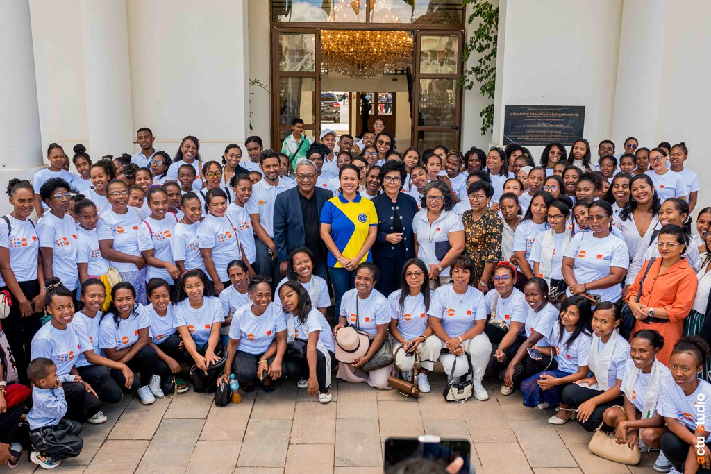 OSMadagascar's tweet photo. 🧡Ce 26 mars, nous avons célébré la sortie de promotion des Maisons Digitales à Antananarivo ! 108 femmes formées en numérique, entrepreneuriat, couture, langues et bien plus, prêtes à transformer leur avenir. 💻✨ #OrangeSolidaritéMadagascar #ÉgalitéDesChances https://t.co/ZmcuYVp8GH