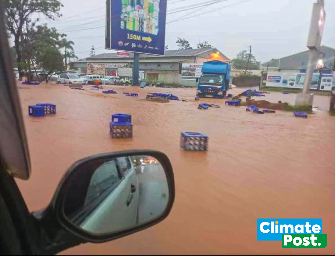 ClimatePostNews's tweet image. Today in Uganda:
Heavy rains turned Kampala’s streets into rivers, sweeping away cars and submerging the brand-new flyover. Climate change isn’t a distant threat—it’s flooding our cities today.
➡️ Demand action. Invest in resilience.
#ClimateResilientInfrastructure #ActOnClimate