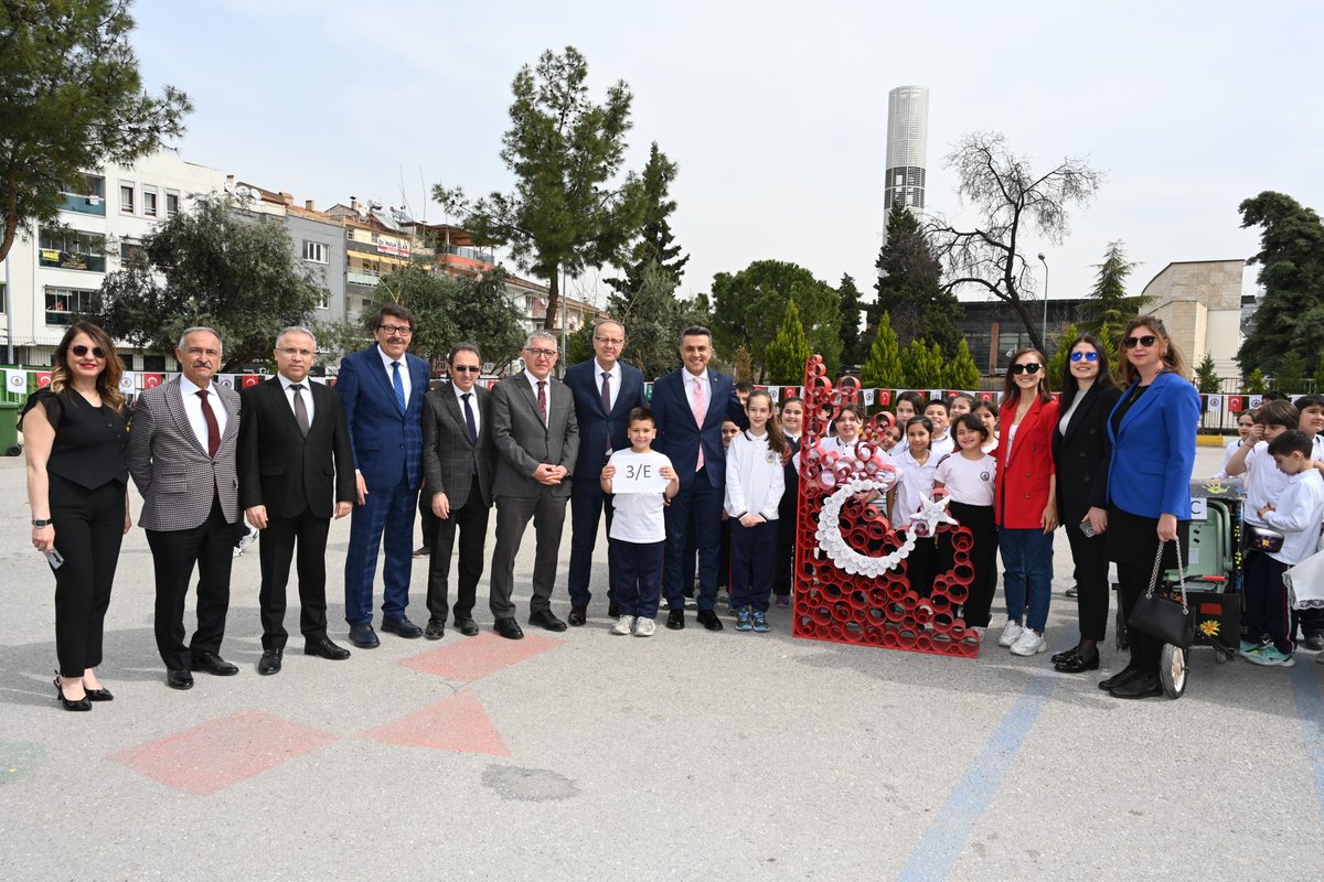 ✨Yaşam Becerileri Projesi Etkinliği – Atıktan Sanata 

📍Pamukkale Doğan Demircioğlu Emsan İlkokulu

İl Milli Eğitim Müdürümüz Emre Çalışkan, Yaşam Becerileri Projesi kapsamında okulumuzda öğrencilerimiz tarafından hazırlanan “Atıktan Sanata” isimli sergide öğretmen ve