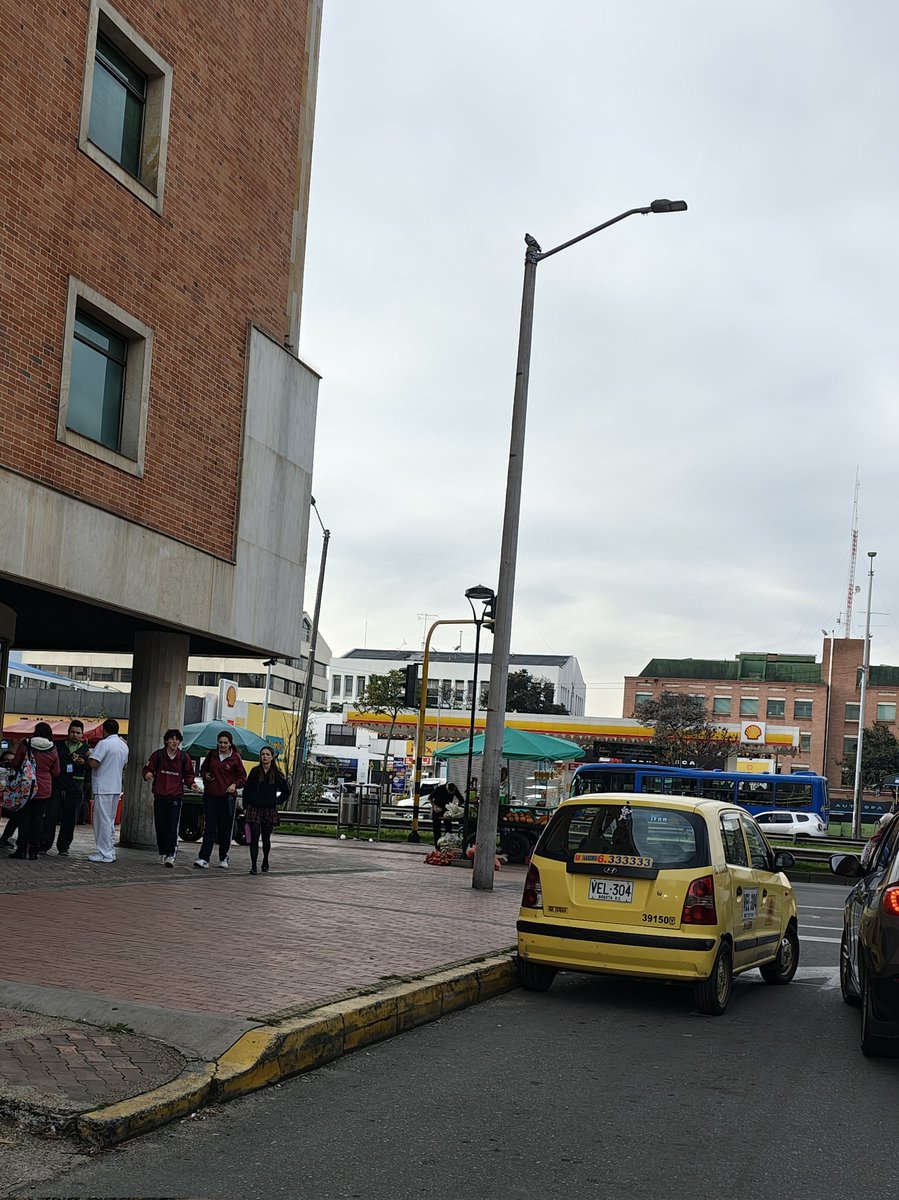 nalvema's tweet photo. @SectorMovilidad pueden venir a poner orden en la carrera 21 entre 127B y 127
#malparqueados @CaracolTV no hay derecho, ahora en ambos carriles https://t.co/78fIpRyvle