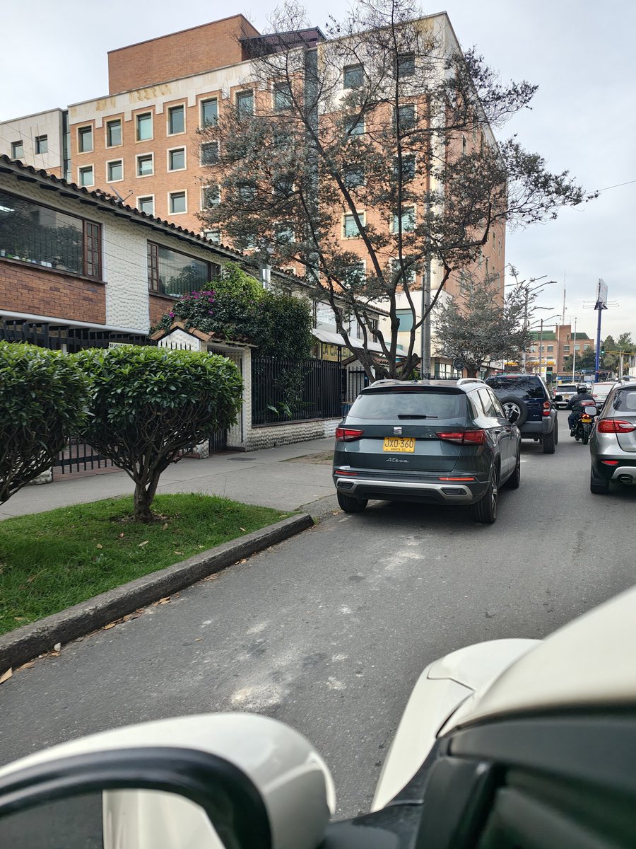 nalvema's tweet photo. @SectorMovilidad pueden venir a poner orden en la carrera 21 entre 127B y 127
#malparqueados @CaracolTV no hay derecho, ahora en ambos carriles https://t.co/78fIpRyvle