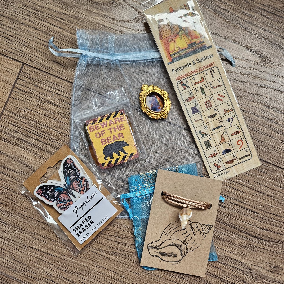 SabrinaAccalai's tweet image. I am *beyond* excited at this wonderful package and can't wait to find out how these lovely artefacts fit in with the stories!

Eerie Exhibits - Five Macabre Museum Tales by @strangelymagic

🦋 ⚰️ 🖼 🐻 🐚

#bookpost #Booktails #EerieExhibits  #blogtour #thewritereads