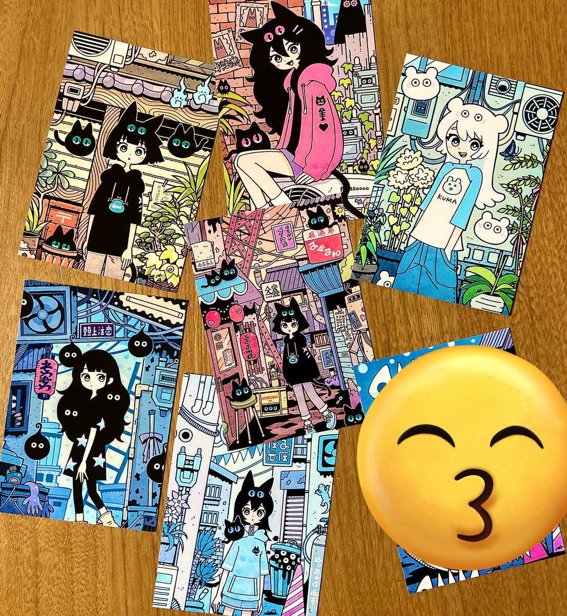 ▶︎おしらせ
ファミリーマートさまのファミマプリントにて北極まぐランダム路地裏ブロマイドが発売されます!
描き下ろし㊙️路地裏もあります。
ガチャポン感覚で楽しくゲットして是非お部屋に路地裏飾ってね🐻‍❄️サイズはL判で1枚200円✌️
▶︎発売期間
2025年4月2日AM10:00〜2025年5月31日 