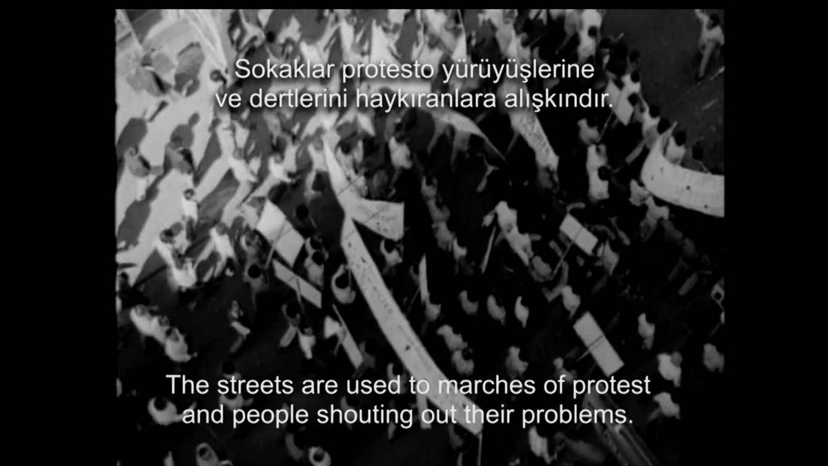 mubiturkiye's tweet photo. Sokaklar protesto yürüyüşlerine ve dertlerini haykıranlara alışkındır.

YOLLARA DÜŞTÜK (Yön. Deniz Yeşil, 2014) https://t.co/x7igiJXaZr