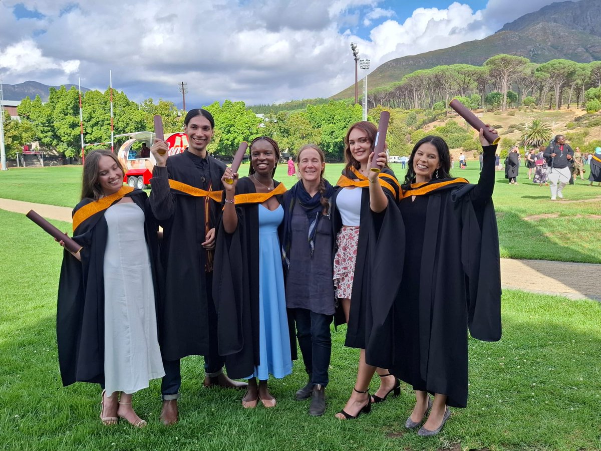 Alicemakochieng's tweet photo. My youngest daughter G graduated๐๐ at #StellenboschUniversity with an MA in Visual Arts earlier this week, and she's also signed her new job contract, remaining in Stellies to work. So proud & grateful for our daughter's achievement as her parents. #SUGrad 2025 #ArtsFaclt #KOX https://t.co/yYkDBOtcEF