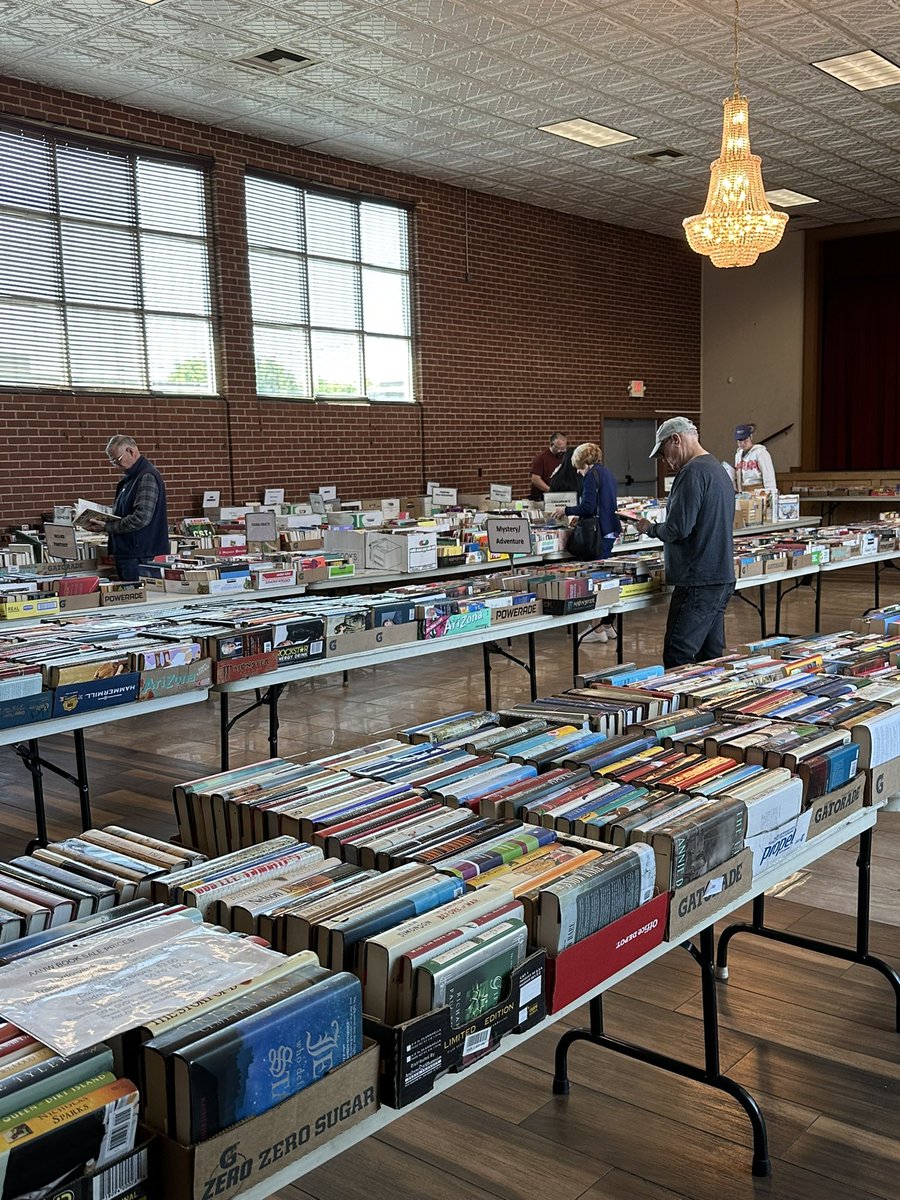AauwSequoia's tweet photo. Book sale in full swing.  Come on down and grab some books and help local students go to college. Todays hours are 10-6
Visalia Veterans Memorial Building https://t.co/GYjhf6XG51