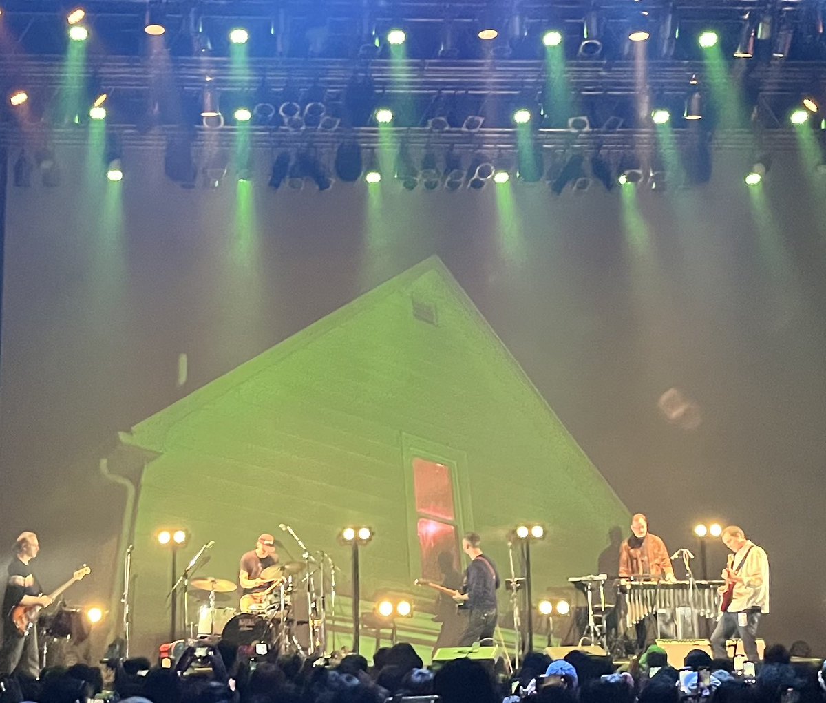 caramelbom's tweet photo. American Football@Zeep Divercity
前回、前々回のワンマンより個人的には良かった。バックのエバーグリーンな映像にアルペジオが絡み合って、サウナでいう"整う"ような状態。しかし致死量のアルペジオを喰らったわー。イフの世界線だけど、このライブを中高の時に見てたら、バンド始めてたくらい衝撃 https://t.co/06YJIb2mNV
