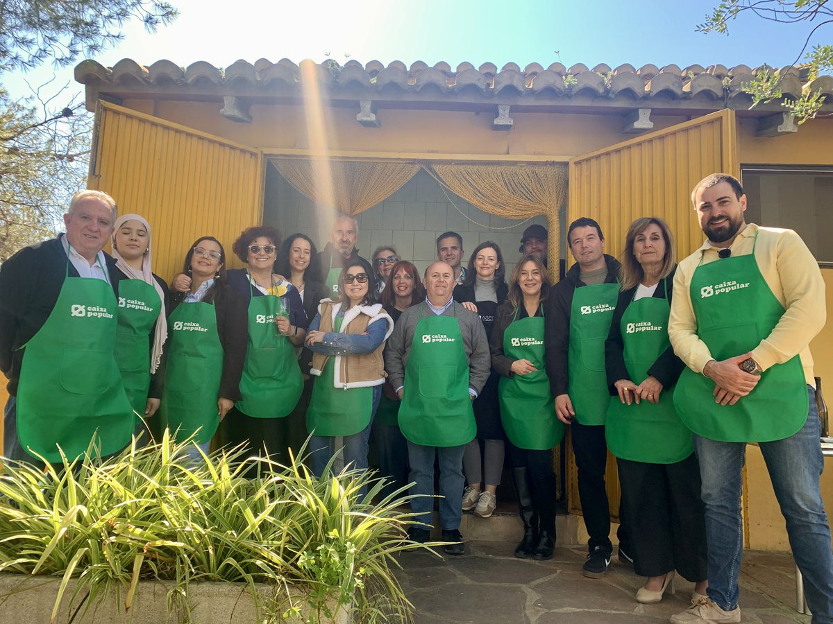 ASECAM1's tweet photo. Ayer tuvimos una Junta Directiva muy especial en el restaurante Les Panses donde contamos con una clase magistral de Cristóbal Lisart ‘Tofolet’ en la que nos contó la forma en la que él cocina la paella valenciana y que luego tuvimos la suerte de poder probar #asecamnopara https://t.co/4gPxFpuxrF