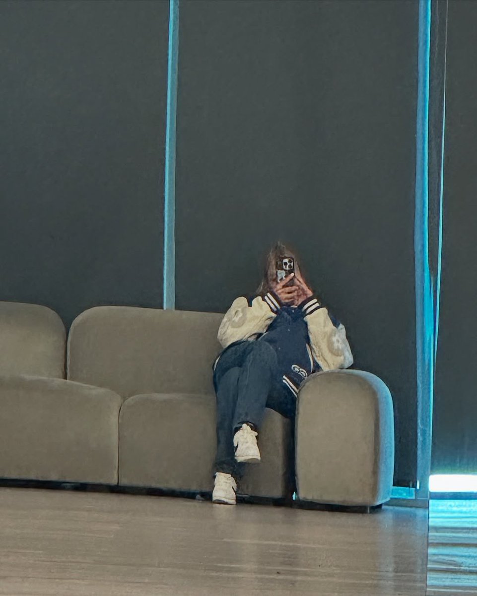 yoshihyo's tweet photo. hyoyeon in the practice room.. what clownery are we putting ourselves into?! https://t.co/ZwrnZOK7VK
