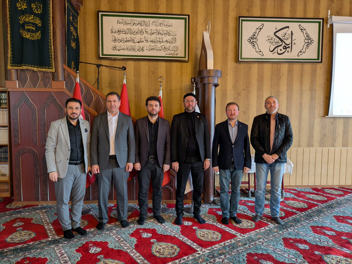 Eğitim Ataşemiz Doç. Dr. Hasan Kazım Kalkan, DİTİB Garbsen Camiinde düzenlenen veda programında veliler ve dernek yönetimi ile vedalaştı. Veda programı ve ataşeliğimize her zaman sundukları destekleri için teşekkür ederiz.