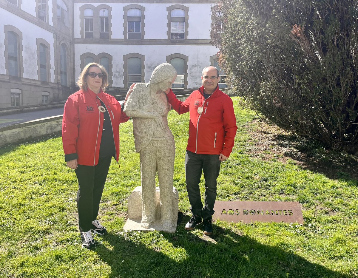 Hoxe #DiaNacionalDoTransplante celebrouse un acto de homenaxe no monumento ao donante do 🏥 Provincial, do que se cumpren 5 anos

👉 O evento estivo promovido pola asociación #Adrovi xunto a outras agrupacións de pacientes vencelladas á doazón de órganos, sangue e tecidos