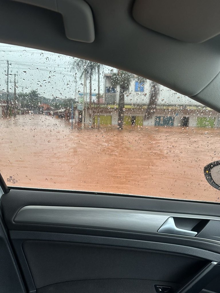 travella_phy's tweet photo. Ugandan Drainage is why our roads breakout every now and then https://t.co/3rxPF3JL1e