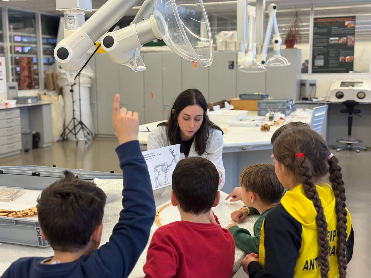 CENIEH_CRLAB's tweet image. #ICTSNews
😃Esta semana hemos recibido a alumnos de 3º de Primaria del CEIP Antonio Machado de Burgos. Esperamos que hayan disfrutado de la visita al Laboratorio lo mismo que hemos disfrutado nosotr@s por sus ganas de saber 😊
@CENIEH @machadoburgos @cesarlpz_ @annitademiguel