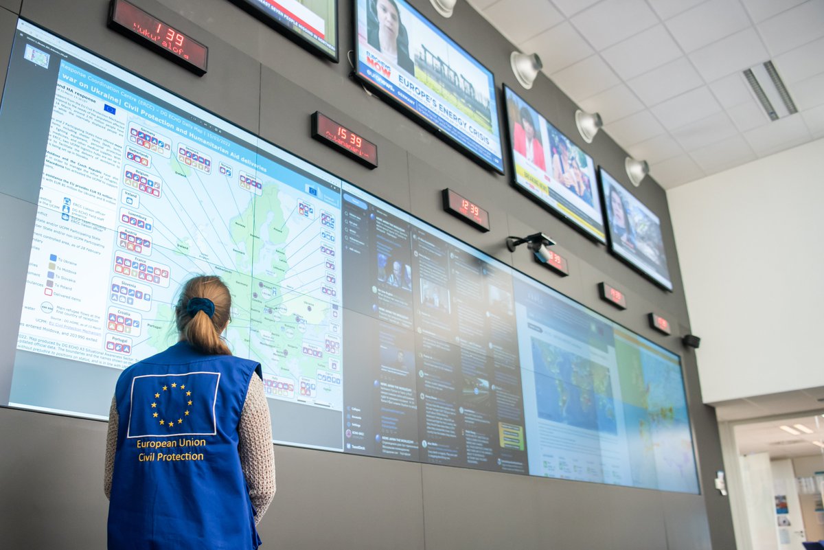 2/2 Krepitev naše pripravljenosti je nujna. Z🆕danes predstavljeno strategijo bomo: 

🔹vzpostavili krizno vozlišče EU,
🔹krepili civilno-vojaško sodelovanje,
🔹povečali zaloge kritične opreme,
🔹pomagali Evropejcem, da bodo pripravljeni na krize.

Več: ec.europa.eu/commission/pre…