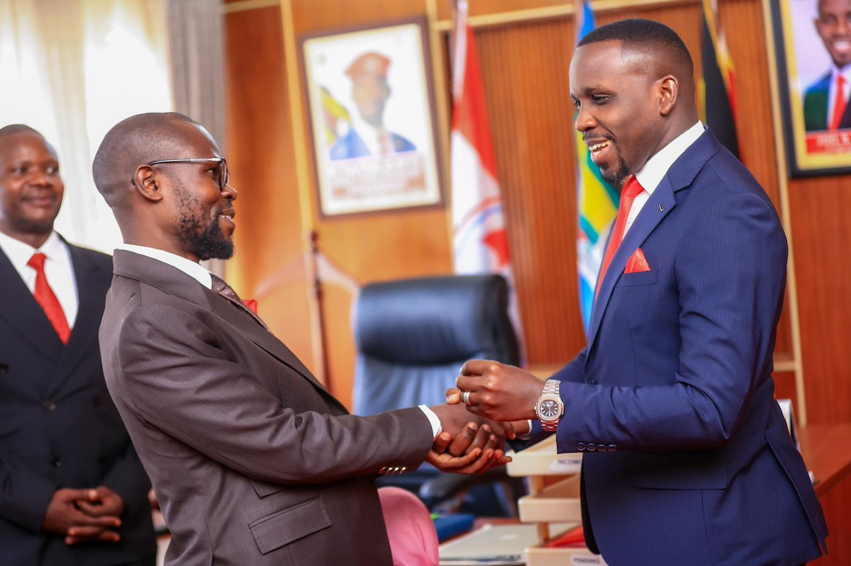 Ronald Evans Kanyike,MP (@evanskanyike) on Twitter photo I am privileged to be a witness as Kawempe North Mp Hon. <a href="/EliasNalukoola/">Luyimbazi Nalukoola</a> took both the Oath of Allegiance & the Oath of a Member of Parliament to start representing his people after a brutal by election & failed attempt to rig his victory.
Nalukoola was later handed a copy of I am privileged to be a witness as Kawempe North Mp Hon. <a href="/EliasNalukoola/">Luyimbazi Nalukoola</a> took both the Oath of Allegiance & the Oath of a Member of Parliament to start representing his people after a brutal by election & failed attempt to rig his victory.
Nalukoola was later handed a copy of