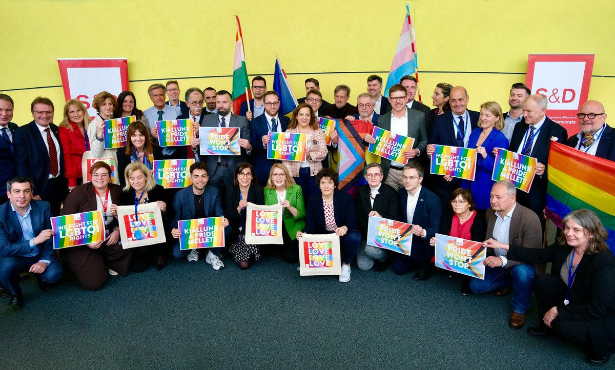 Estamos orgulhosamente ao lado da comunidade LGBTIQ. Na Hungria, onde os direitos LGBTIQ estão tão ameaçados nestes dias – e por toda a Europa, onde devem ser protegidos. A UE também deve estar ao lado dessa causa. É por isso que pedimos um debate plenário, em Estrasburgo🇪🇺, na