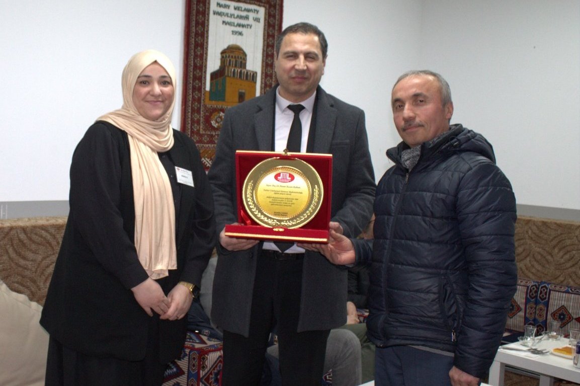 Eğitim Ataşesi Doç. Dr. Hasan Kazım Kalkan, DİTİB Ronnenberg ile vedalaştı. Dernek Başkanı Mustafa Yaman’ın şahsında tüm yönetim kuruluna ve üyelere verdikleri destek, veda programı ve anlamlı hediyeleri için teşekkür ederiz.