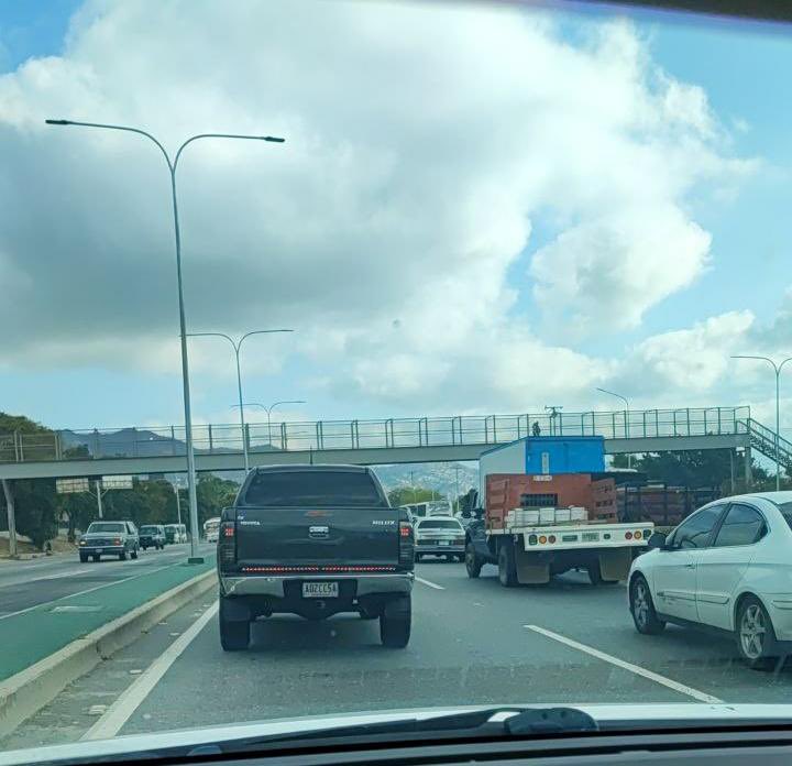 Autopista Valle-Coche - Fuerte retraso sentido Norte desde Las Mayas hasta superar El Dist. Longaray, por trabajos que se realizan en el túnel de El Valle. 08:40a.m #TrafficCenter