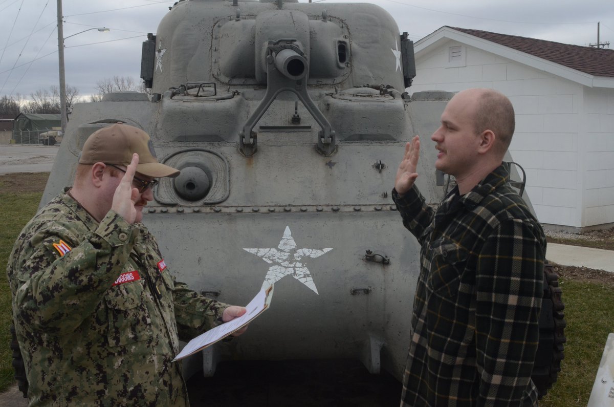 ohio_navy's tweet image. BACK IN UNIFORM
The Ohio Naval Militia welcomes back CS3 Sygula to the unit. CS3’s superior work ethic and pursuit of continued excellence will be a boon to any junior sailors training with him. BZ, CS3!

#navy #reenlist #honor #courage #commitment