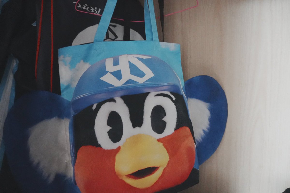 クローゼットを開けるたび、つば九郎の圧倒的な存在感にわろてしまいます😂えみふる〜！