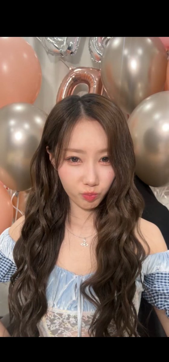 250326 東生日直播重點
台北場有工作人員影片加文字直播，她也有上推滑，感言的時候
工：隊長哭了
東：哈哈哈
工：裕賢哭了
東：哈哈哈
工：多美哭了
東：蛤？

在韓國有養了兩年多的小貓叫꿈이

合約其實到1/13因為澳洲場很早就談好了所以就多簽到三月底，本來台北場要唱中文版北極星的（滴西西我恨你