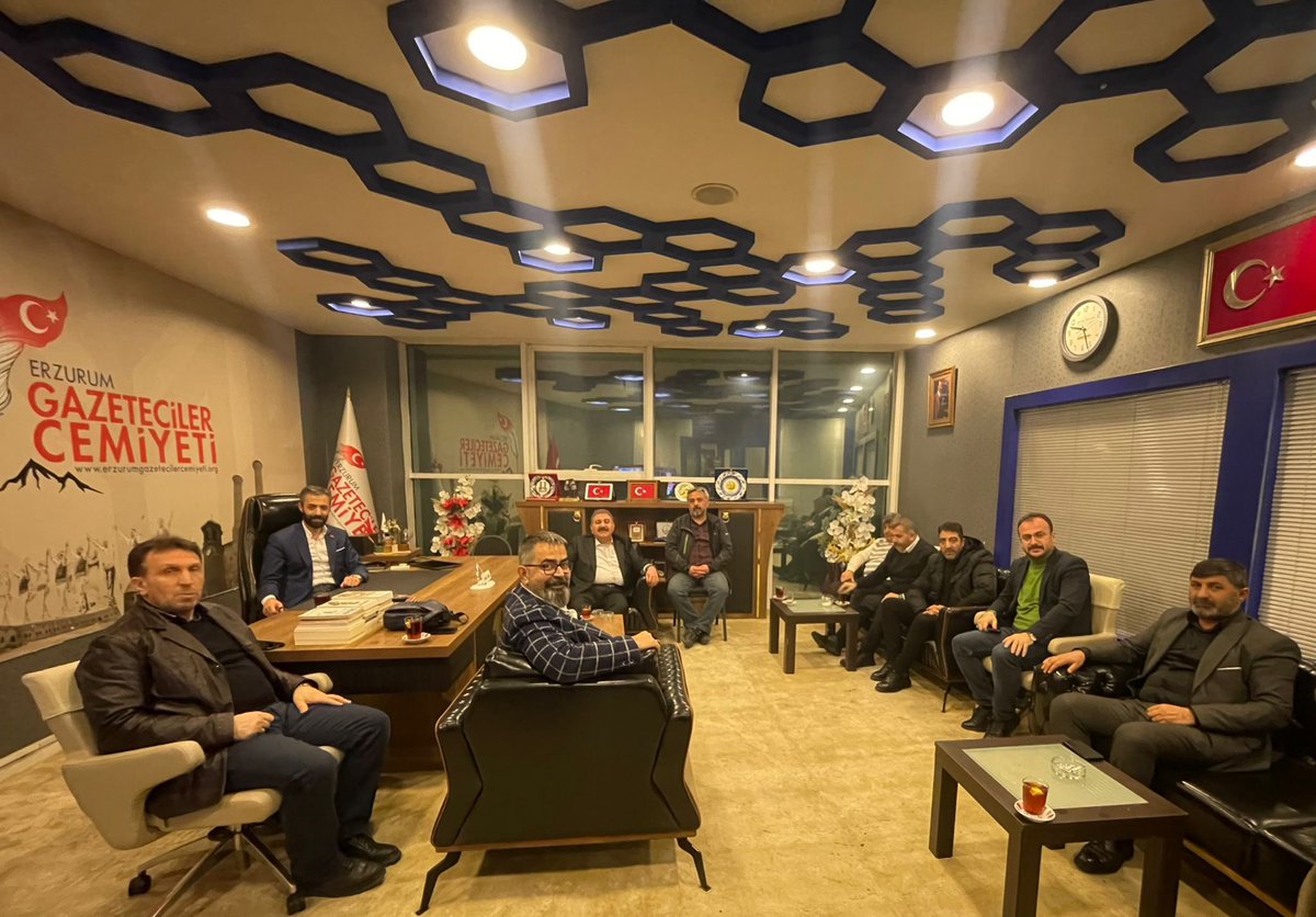 AvMuhammetSunar's tweet photo. • Erzurum Gazeteciler Cemiyeti'nin düzenlediği Ramazan Sohbetleri programına, Meclis Başkan Vekilimiz Şeref Doğan'la birlikte konuk olarak, belediyemizin hizmetlerini ve geleceğe dair projelerimizi paylaşma fırsatı bulduk. Ramazan’ın manevi ikliminde gerçekleşen buluşmada, ilçemizin gelişimi için attığımız adımları ve hedeflerimizi aktarma imkânı yakaladık. Misafirperverlikleri ve nazik ev sahiplikleri için Erzurum Gazeteciler Cemiyeti Başkanı Musa Çakır ve kıymetli yönetimine teşekkür ediyoruz.