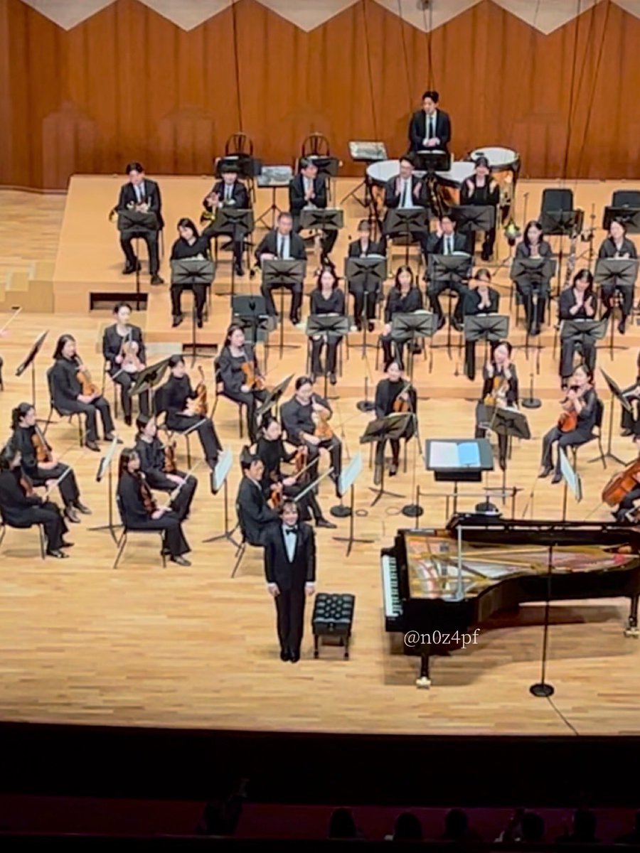 일리야 라쉬코프스키님의 쇼피협1 듣고 옴🥹 예전에 라흐마니노프 연주도 들어봤지만 쇼팽이 진짜예요😖 이토록 완벽한 쇼팽 해석이 존재한다니 믿을 수 없어 . . .
2악장에서 눈물쏟았는데 나만 이런 게 아니라 주변에서 훌쩍이는 관객들 속출함