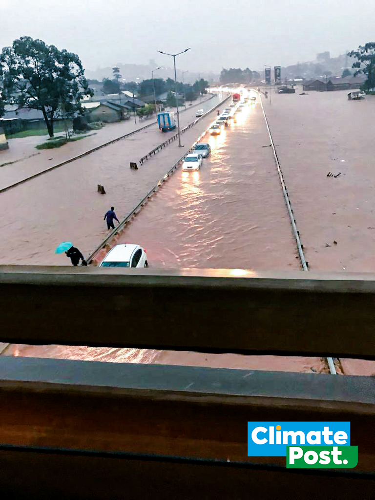 ClimatePostNews's tweet image. Today in Uganda:
Heavy rains turned Kampala’s streets into rivers, sweeping away cars and submerging the brand-new flyover. Climate change isn’t a distant threat—it’s flooding our cities today.
➡️ Demand action. Invest in resilience.
#ClimateResilientInfrastructure #ActOnClimate