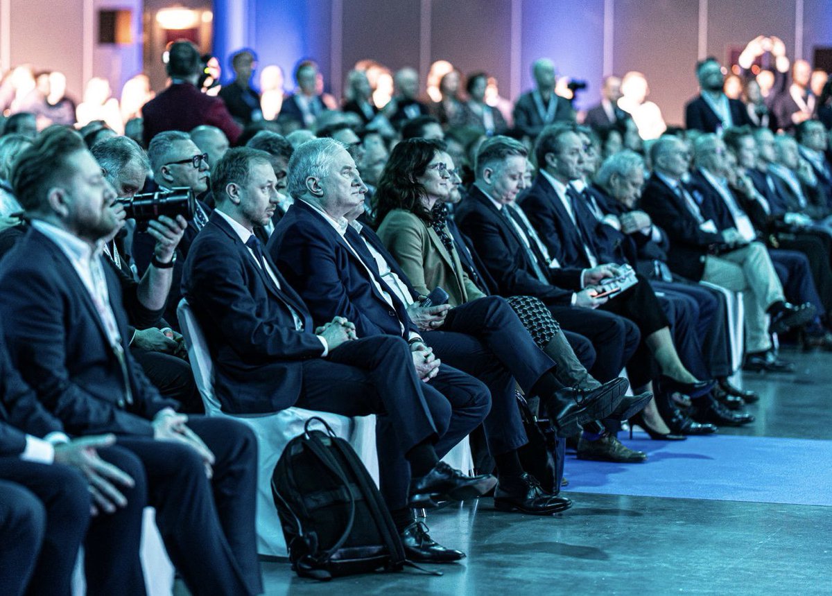 D__Marzec's tweet photo. Konferencja #PowerConnectEnergySummit to cenna inicjatywa – potrzebujemy przestrzeni do otwartej, merytorycznej rozmowy o przyszłości energetyki, szczególnie tu, na Pomorzu, gdzie – z uwagi na morskie farmy wiatrowe czy planowaną elektrownię jądrową – przenosi się serce polskiej energetyki.
Transformacja energetyczna, w tym rozwój #OZE, jest kwestią decyzji o miejscu Polski w globalnym układzie bezpieczeństwa i jej konkurencyjności. Dlatego jako @Grupa_PGE inwestujemy 18 mld zł w budowę ponad 80 magazynów energii – w tym jednego z największych w Europie, budowanego w Żarnowcu.
W świecie rosnącej niestabilności źródeł i geopolitycznych napięć, infrastruktura staje się fundamentem odporności i elastyczności systemu elektroenergetycznego. Potrzebujemy długofalowego, holistycznego myślenia w Polsce i w całej Europie. Wspólna gotowość w zakresie bezpieczeństwa energetycznego, wsparta odpowiednimi regulacjami, to dziś konieczność.