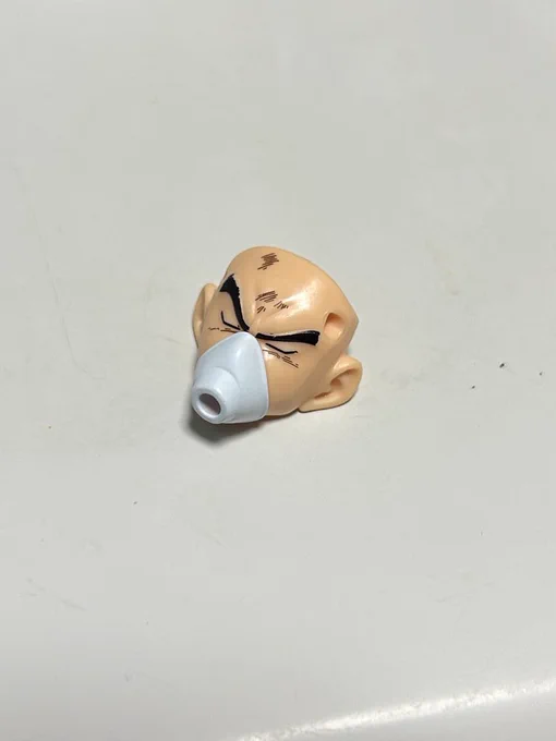 せっかくだから色んなキャラを入れて遊びたいところだけど、チューブが顔パーツと一体化してるせいで使いまわせるキャラがかなり限られる……まず肌色のキャラ限定だからピッコロさんとかクウラとかターレスもダメで、次に顔パーツの差込み口の方向が横方向じゃないとダメ(3枚目の悟飯は縦だからNG) 