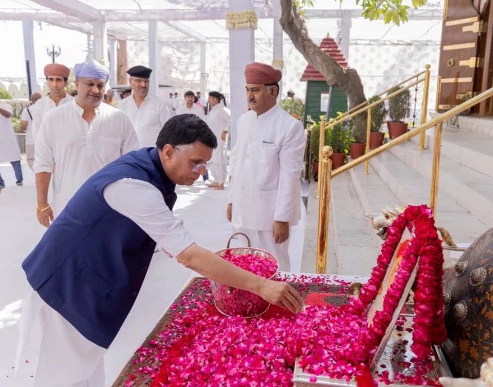 KushagraSaxena_'s tweet photo. Chairman of Media & Publicity Dept Mr @Pawankhera paid his solemn tribute to Shri #ArvindSinghMewar Ji at City Palace #Udaipur
A guardian of India’s glorious heritage his towering legacy will remain immortal &will forever illuminate India’s history inspiring generations to come https://t.co/BzHomWhrmR