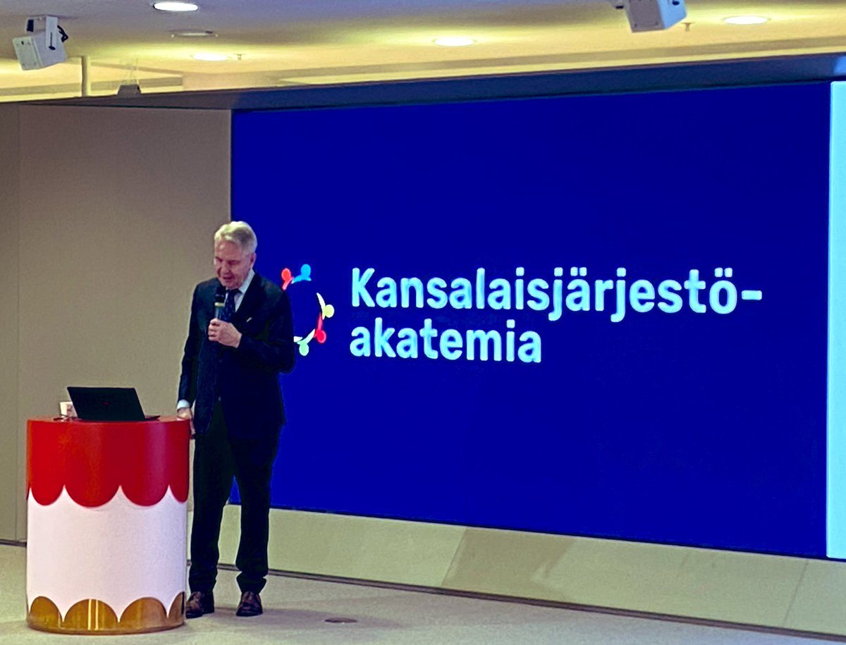 Mitä rauhanvälityksestä voi oppia kriisinkestävyyttä ajatellen? 
Pekka Haavisto korostaa myönteistä ihmiskäsitystä ja ihmisten voimavaroja. Kriisi voi olla myös mahdollisuus ja solidaarisuus voi kasvaa. #järjestöakatemia #rauhanvälitys #kriisinkestävyys