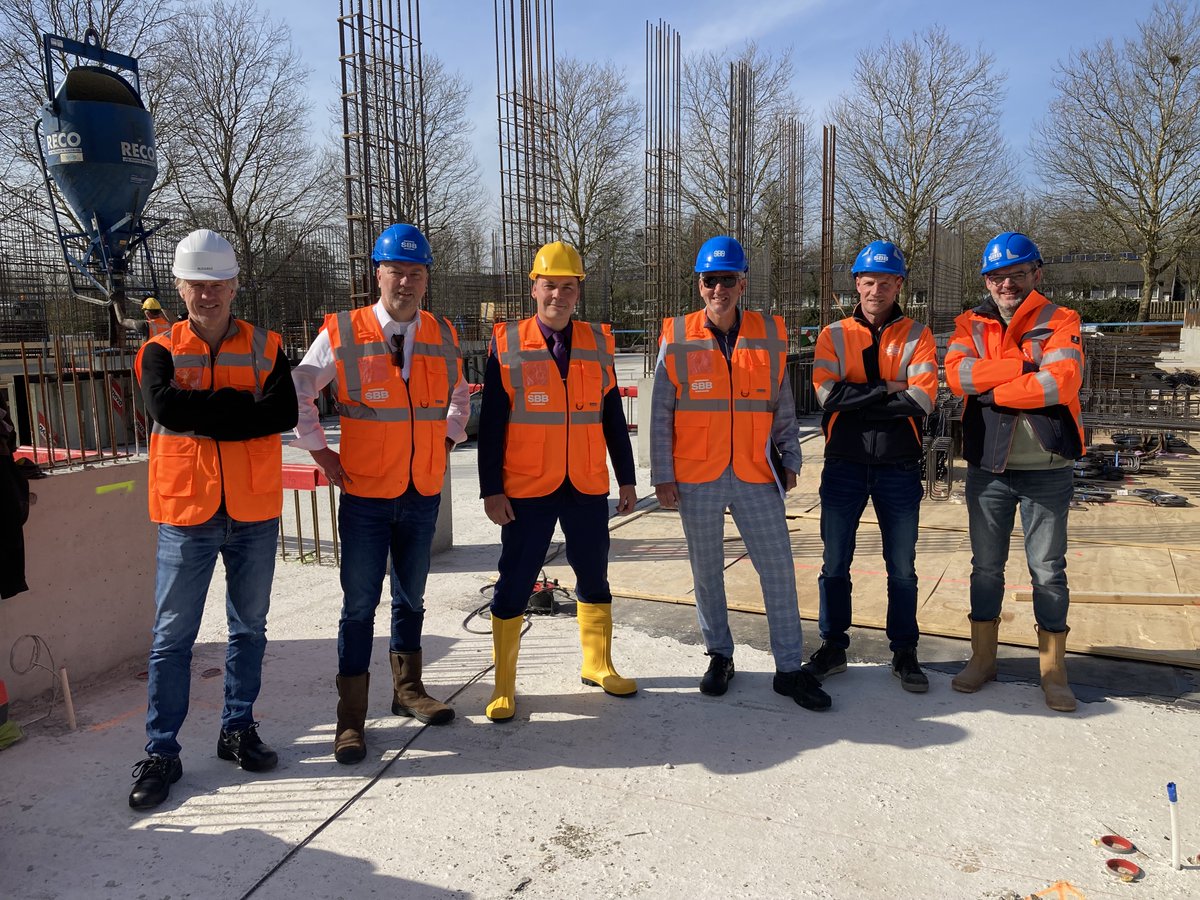 Wethouder <a href="/fvanliempdt/">Frank van Liempdt</a> was op werkbezoek bij Het Kwadrant. De bouw van 2 wooncomplexen met 499 woningen gaat gestaag vooruit. Ook de voorbereiding van de uitbreiding van het geluidsscherm rondom Bloemstede is in volle gang. 

Lees meer 👇
stichtsevecht.nl/nieuws/8797/we…
