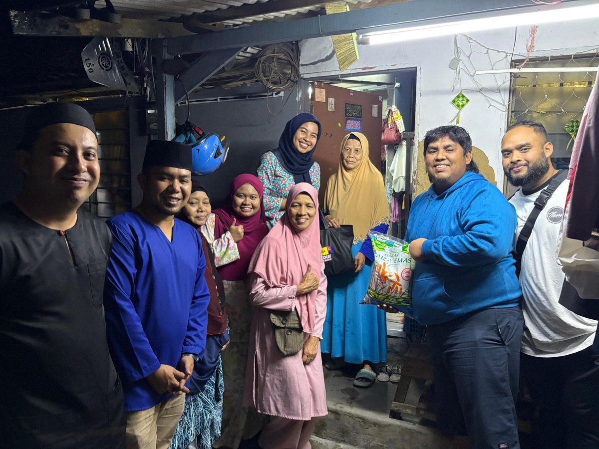teammudajohor's tweet photo. MUDA Johor turut menyantuni beberapa keluarga di Kampung Melayu Pandan dan menyampaikan amanah Beg Infak Ramadan kepada semua penerima. Terima kasih kepada wakil-wakil komuniti Kampung Melayu Pandan yang membawa kami dari rumah ke rumah. https://t.co/I6ByUQslEu
