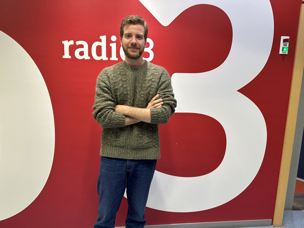 Hoy Empieza Todo 2 (@het2_radio3) on Twitter photo El director de cine Jordi Nuñez (<a href="/Jordi_nu/">Jordi Núñez Navarro</a> ) está con nosotros en Actualidad Mal para hablarnos de 'Valenciana', su última película 🎞️
Un film que explora los años 90 en Valencia de la Ruta del Bakalao, el caso de las niñas de 'Alcàsser' y la corrupción política 🗣️ El director de cine Jordi Nuñez (<a href="/Jordi_nu/">Jordi Núñez Navarro</a> ) está con nosotros en Actualidad Mal para hablarnos de 'Valenciana', su última película 🎞️
Un film que explora los años 90 en Valencia de la Ruta del Bakalao, el caso de las niñas de 'Alcàsser' y la corrupción política 🗣️
