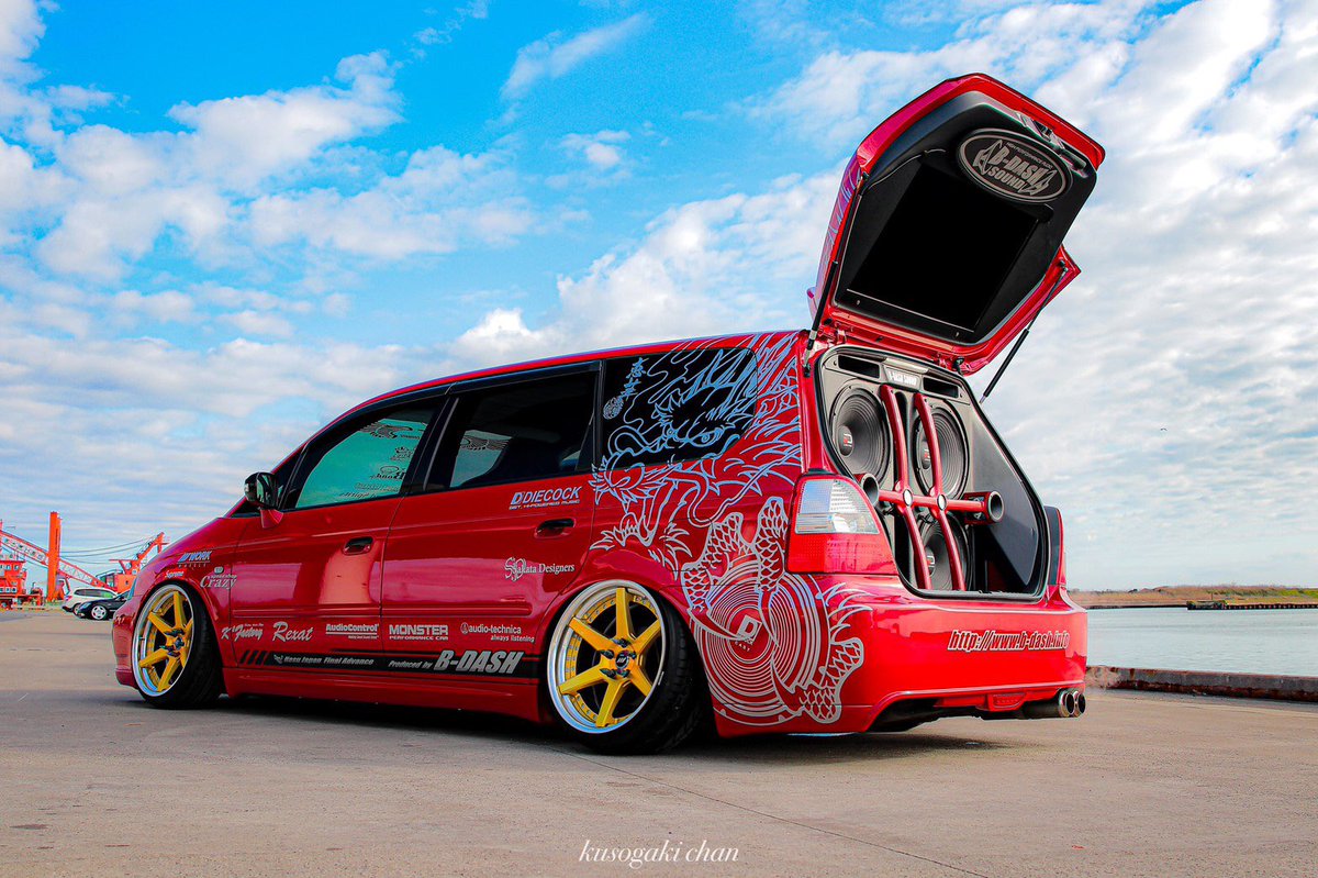 赤いボディにゴールド組合せは目立つしかっちょ良いな！