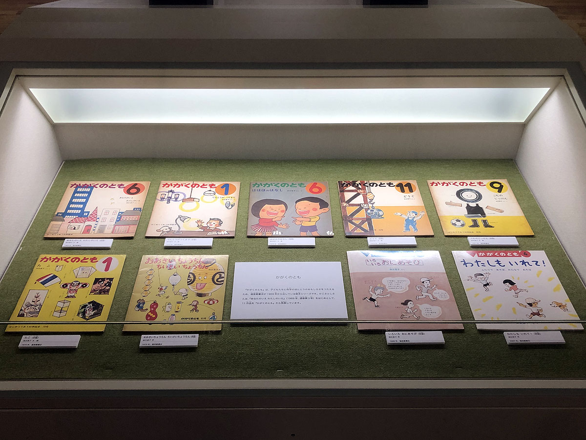 KMNH_special's tweet photo. #福音館書店 の月刊科学絵本「#かがくのとも」から、
#かこさとしさん の作品11冊が初版本で勢ぞろい。
画像は、そのうちの9冊です。
個人蔵の資料のため、
愛読されすぎて少しくたびれていますが、
これも持ち主の思い入れの証ですね。

#いのちのたび博物館 #絵本展 #科学絵本 https://t.co/UDhq8zDoe0