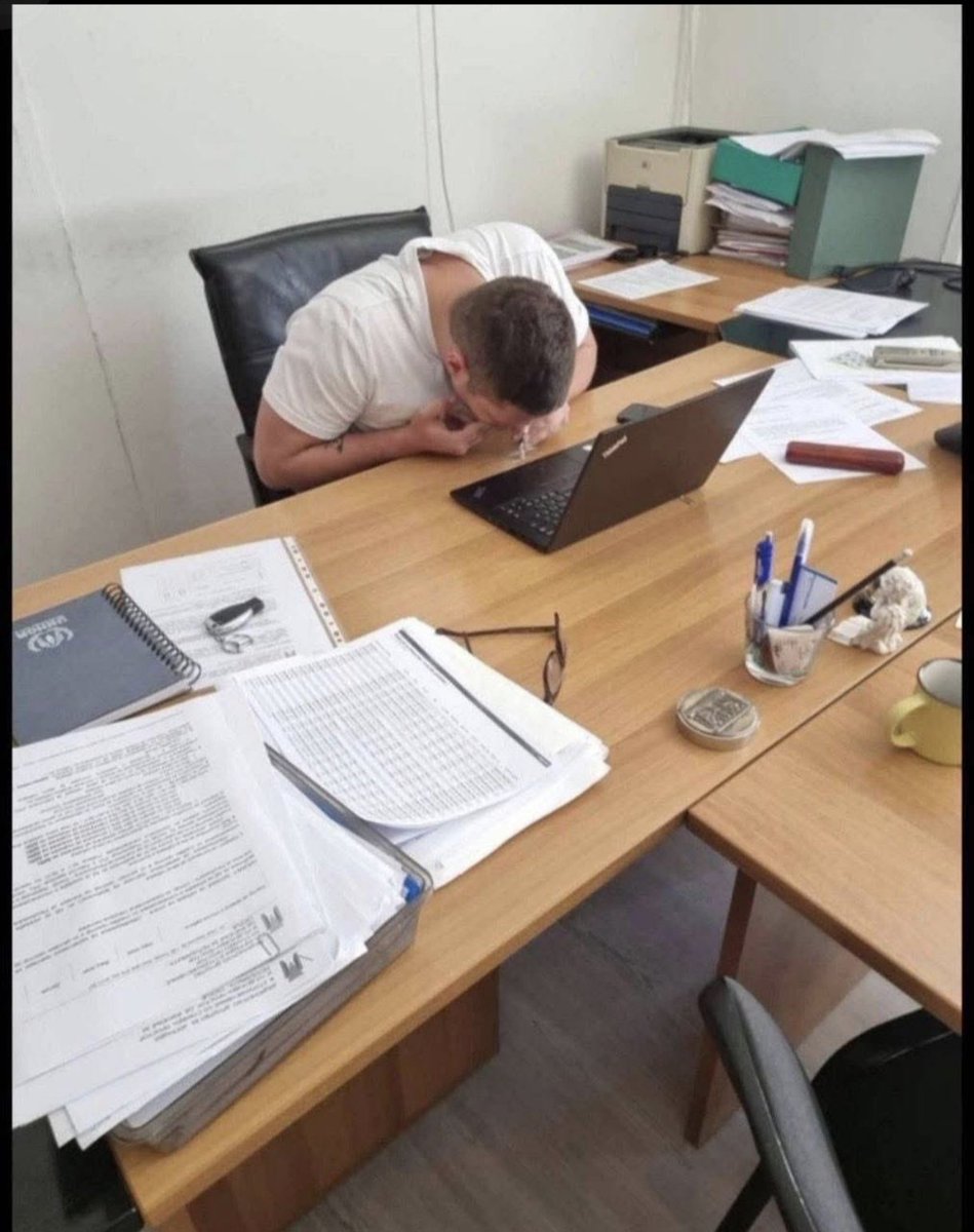Мали Фрчко "усисава" на работно место...ама со носот..
Ова се вика педатен човек, не сака ниту една линија да му остане на биро...