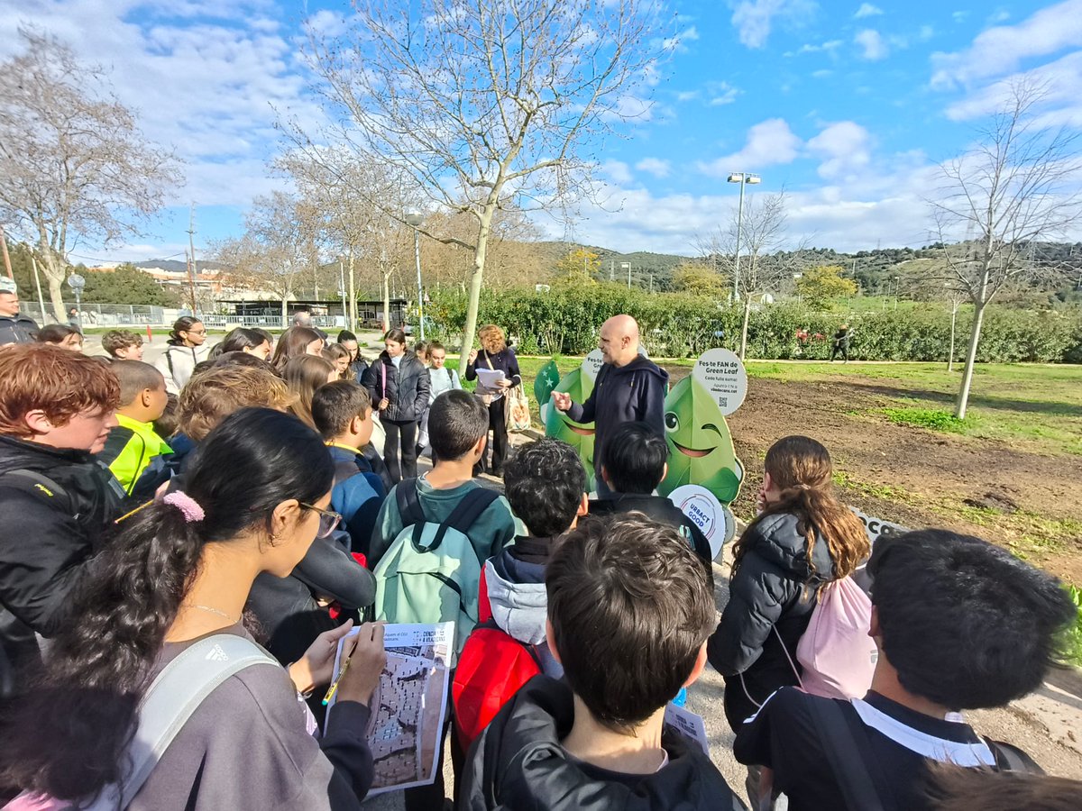 More than 400 students take part in Co-Carbon: a citizen science🔍 project, recognised as <a href="/URBACT/">URBACT</a> Good Practice 🇪🇺 and promoted by Viladecans &amp; <a href="/la_UPC/">Universitat Politècnica de Catalunya (UPC)</a>. Students help measure the CO2 absorption of urban trees in the city. Education 👩‍🔬Participation 👨🏻‍🤝‍👨🏽Sustainability 🌿 #EUGreenLeaf