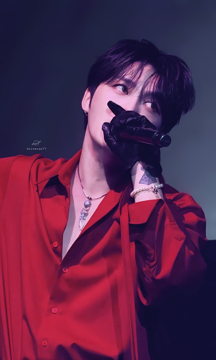 WOW. Everything about this look is perfect, even the necklace and bracelet