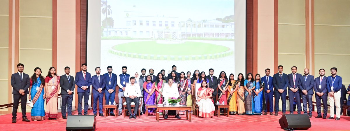 gopabandhuacad1's tweet photo. Courtesy visit to His Excellency, the @GovernorOdisha , by OAS (DR-2022) &amp; (PR-2020-24) Officer Trainees of Gopabandhu Academy of Administration on 25th March 2025.

#GAA #Odisha https://t.co/3dDwkg9vR4