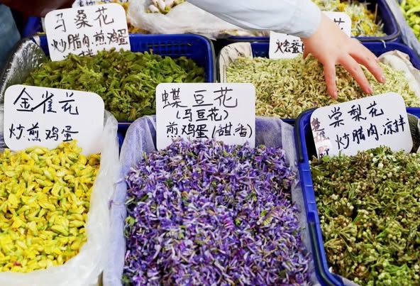 Amazing_Yunnan's tweet image. 📷📷 In Yunnan, "Eating Flowers" Is a Long-Held Tradition 📷📷
Yunnan's spring table is a feast of flowers and wild greens! 📷📷

#EdibleFlowers #SpringOnAPlate #YunnanCuisine #FloralFeast #WildGreens