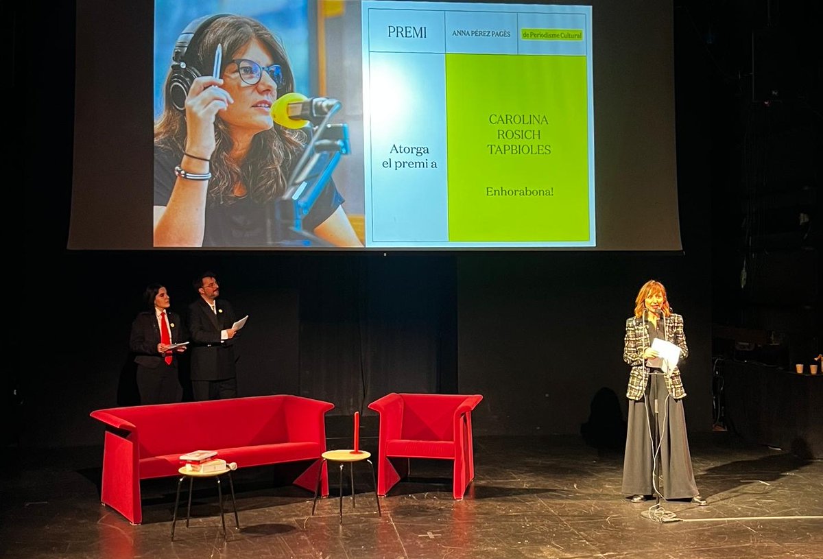 Va ser emocionant ahir assistir al <a href="/teatrelliure/">Teatre Lliure</a> a la gala del 1er Premi Anna Pérez Pagès, que va rebre <a href="/Carolinarosich/">Carolina Rosich</a> per la seva bona feina als Serveis Informatius de <a href="/som3cat/">3Cat</a>. Us parlo de l'enyor de l'Anna i de la força de la Carolina.
nuvol.com/pantalles/cult…